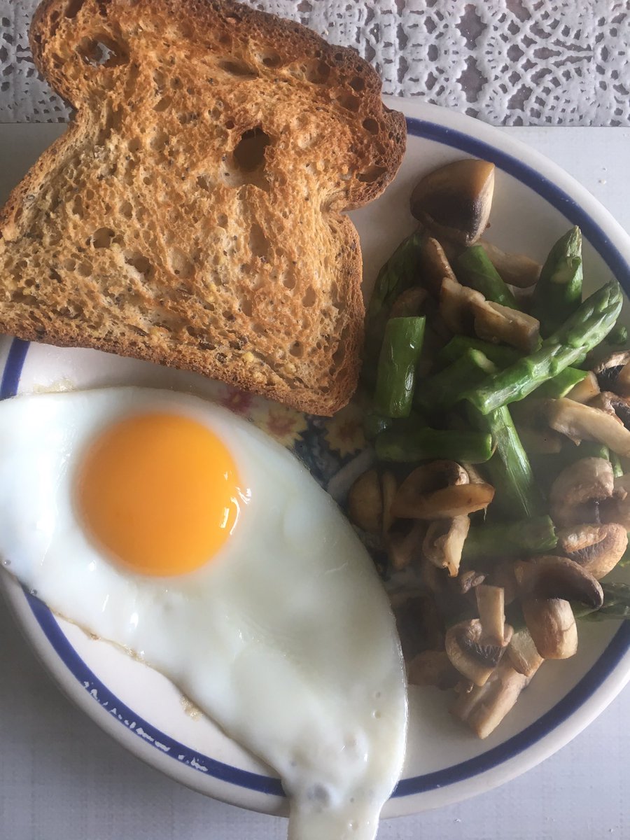 jenn_jenn_w's tweet image. After listening to Orla’s food tips I tried to get the breakfast portions right this morning! Not a big fruit fan so veggies all the way 💚 @KBCBankIreland @WellFestIrl #KBCWellGood