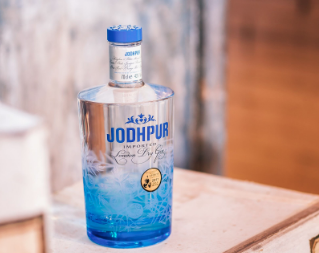 During the production process, Jodhpur Gin goes through four distillations in which the last is done with a citrus maceration. That’s what brings you the personality and citrus character that make it such a high quality gin. 💙