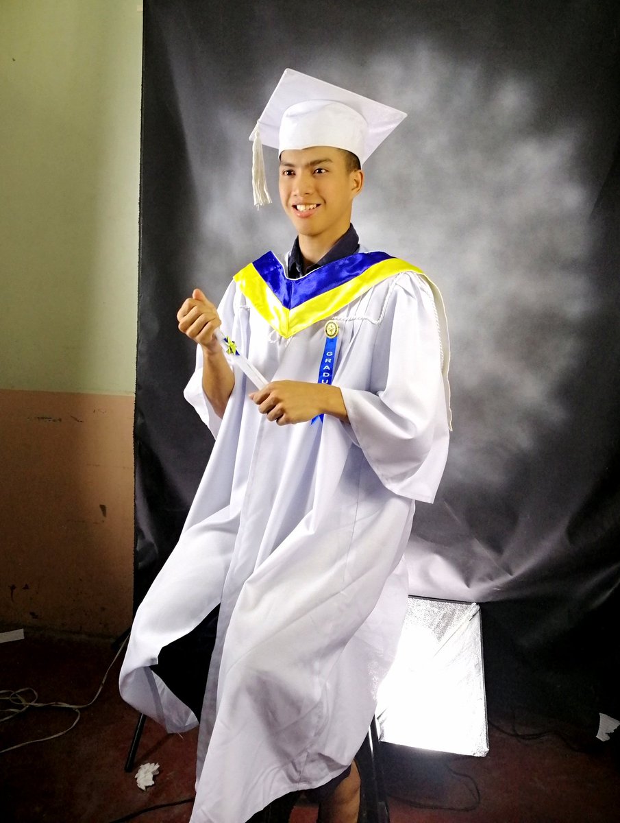 jamesbalisi_'s tweet image. let the new adventures begin 🎓 #gradpic