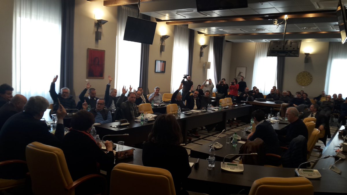 Si vota la mozione relativa alla gestione del palazzetto Palairino, respinta con 7 voti contro 13. <a href="/ComuneTermoli/">Comune di Termoli</a> #consigliocomunale