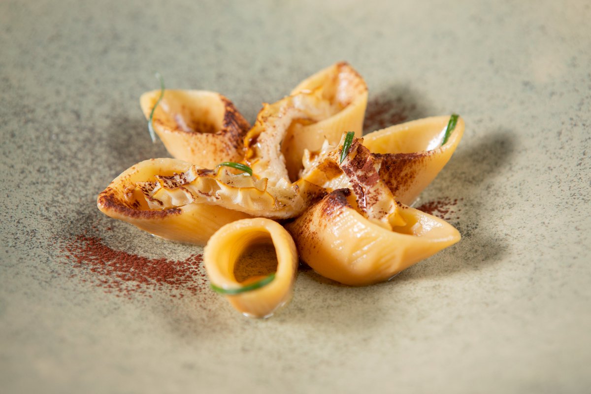 lsdm_official's tweet image. La Calamarata orientale, la trippa affumicata, l’elicriso e il cacao crudo di Tommaso Tonioni, chef del Ristorante Il Pagliaccio di Roma. 
lsdm.it/2019/03/13/la-…