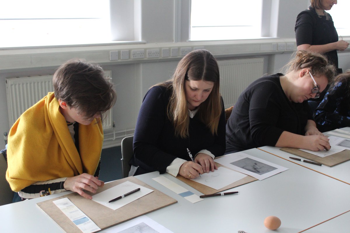 CourtauldRes's tweet image. This morning’s 'Drawing with Metalpoint' workshop led by @alixebovey is well underway and participants are engrossed!

#Metalpoint is an ancient style of drawing technique which creates marks by using metal on prepared surfaces, often #gesso or #primer 🖋️