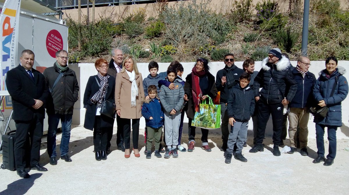 Erilia_Officiel's tweet photo. [Proximité] Semaine éco-citoyenne à La #Castellane ! Le container "Habitat Pédagogique Itinérant" #HAPi au plus près des locataires #HLM pour une semaine de sensibilisation aux économies d'énergie🔌🚿💡. Remise des prix ce jour Place de la Tartane. Avec #LaVarappe #ArhlmPaca. https://t.co/2IyzmGG3e4