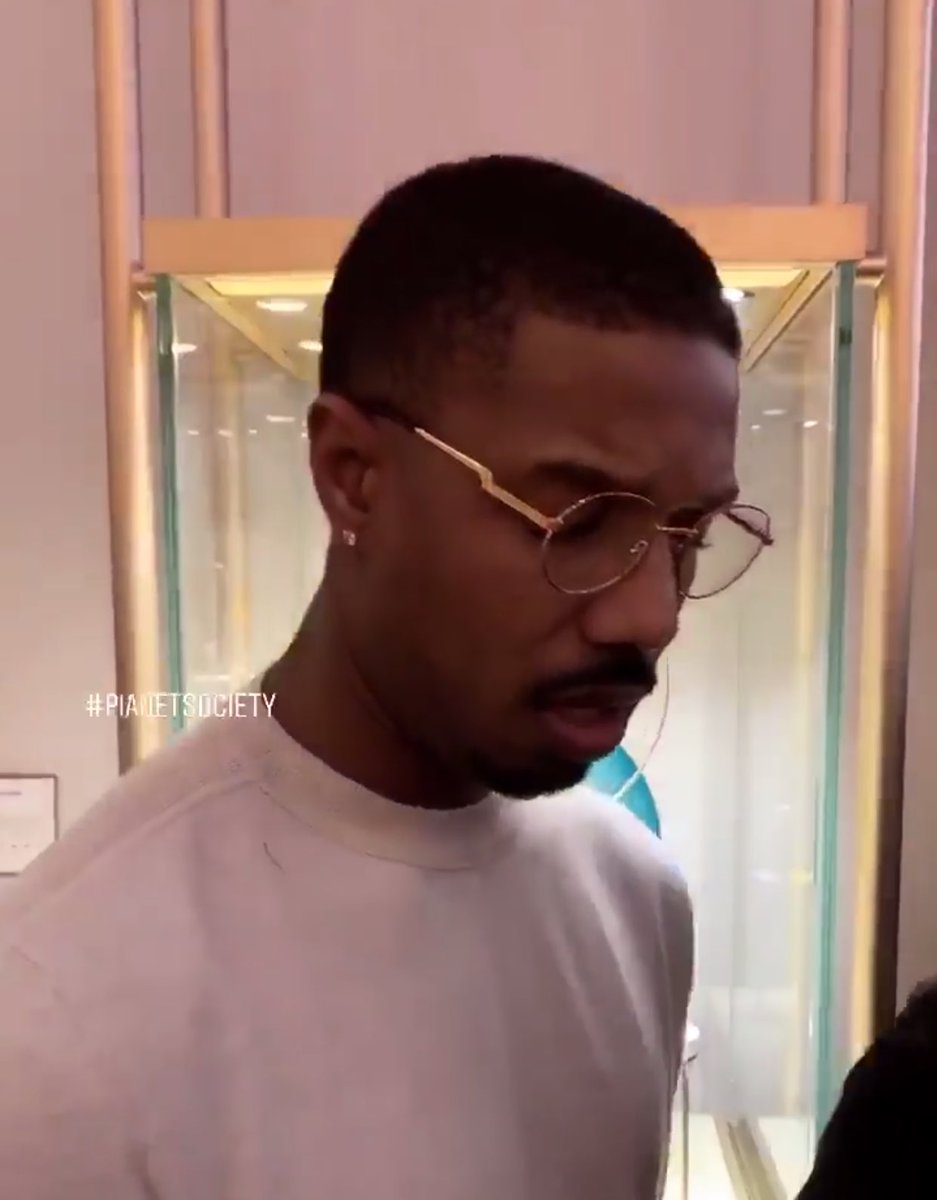 さんば No Twitter 最近眼鏡 のmbjよく見るな って思ってたんですけど よく考えたらmbj キルモンガー初登場時に金縁お洒落眼鏡 を自分に掛けさせて大喜びしてるクーグラー監督見て あっ俺眼鏡似合うわ って新しい自分に気付いたワンチャンある