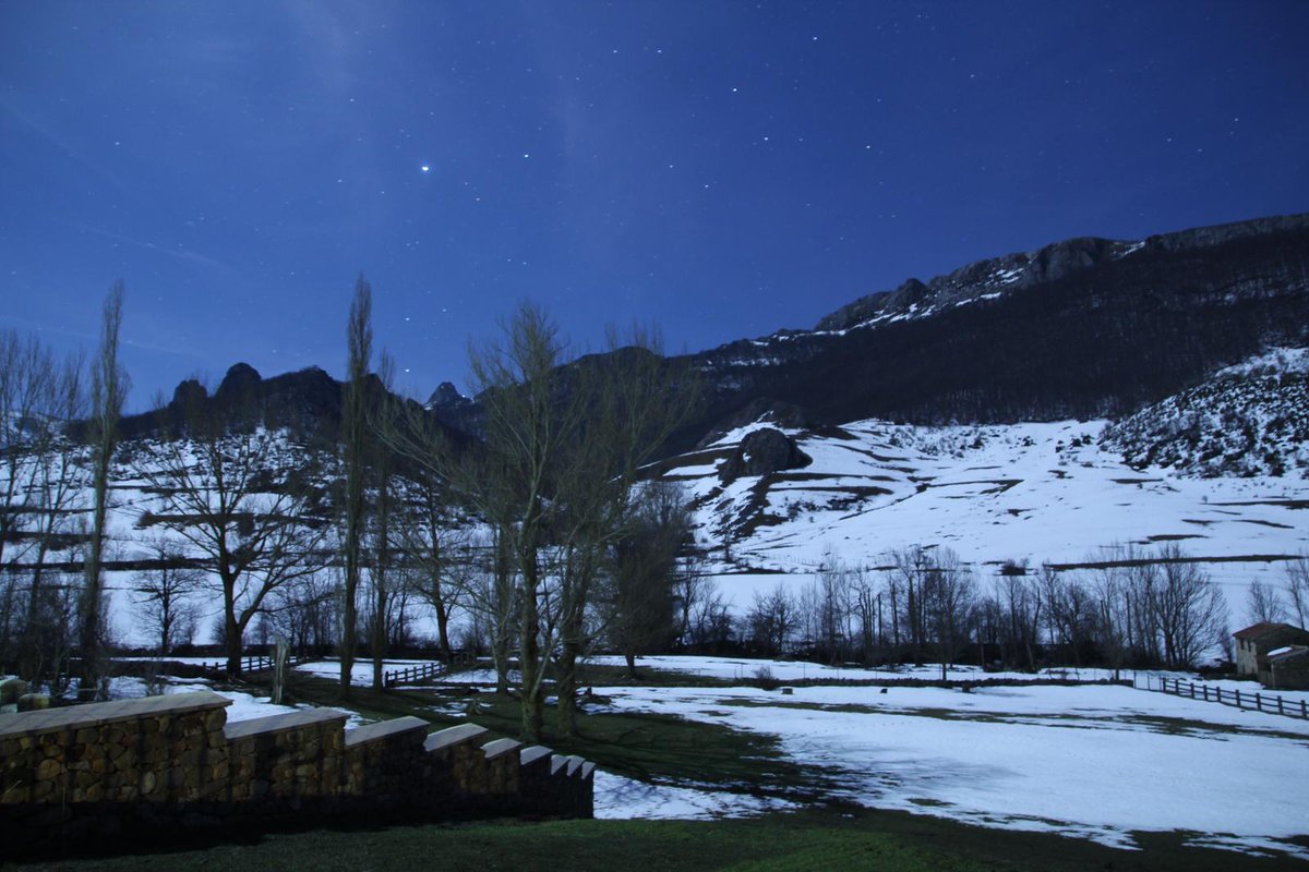PerniaLa's tweet photo. Santa María de Redondo. Estrellas. 
📸@VisualCrea2010 https://t.co/o902Ez7CZt