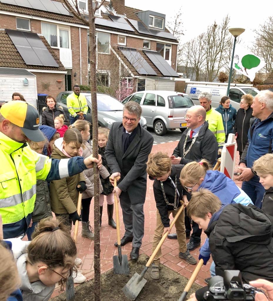Ook #Boomfeestdag in #Abcoude. Vanmorgen in groeizaam weer samen met kinderburgemeester Fabriz Kalse, leerlingen van groep 7 van CNS Abcoude en burgemeester <a href="/MDivendal/">Maarten Divendal</a> <a href="/gemeentedrv/">Gem. De Ronde Venen</a> het startsein gegeven. Op veel plaatsen in de <a href="/ProvUtrecht/">Provincie Utrecht</a> nieuw groen vandaag!