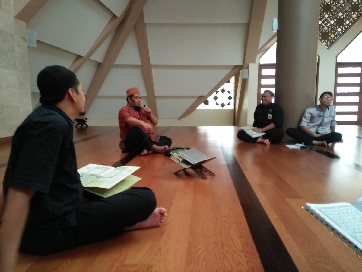 PusjarSKTASNAS's tweet photo. Halo #kawanLAN
Rabu 13 Maret 2019, Ba'da shalat zhuhur, pegawai Puslatbang PKASN LAN mengikuti agenda rutin "Tahsin Al quran" bersama Ust. Ja'far bertempat di Masjid Ulul Albab Jatinangor
#rabu
#lanri
#tahsinalquran
#binamental https://t.co/8LbPbw7jXA