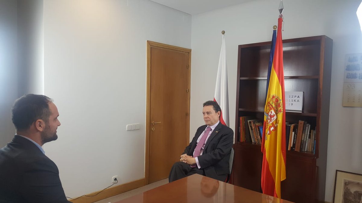 EmbEspPolonia's tweet photo. 📽️🎤Hoy han entrevistado al Embajador @SanabriaFJ para un próximo podcast de "@DesdePolonia en español", en colaboración con @IMIRADIO_pl ¡Buena suerte🍀 en vuestra andadura de estrechar lazos entre🇵🇱 y el mundo hispano! #HiszpaPolska2019 @MAECgob @IC_Krakow @consejeriaedpl https://t.co/FpRSqJnQ8G