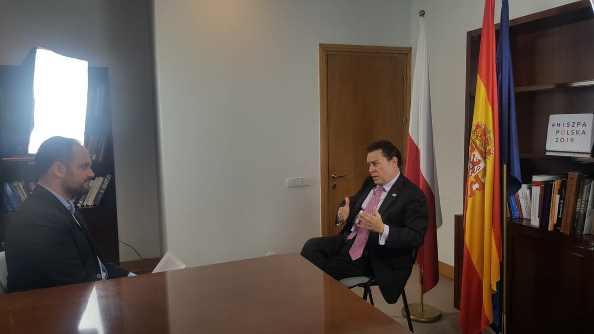 EmbEspPolonia's tweet photo. 📽️🎤Hoy han entrevistado al Embajador @SanabriaFJ para un próximo podcast de "@DesdePolonia en español", en colaboración con @IMIRADIO_pl ¡Buena suerte🍀 en vuestra andadura de estrechar lazos entre🇵🇱 y el mundo hispano! #HiszpaPolska2019 @MAECgob @IC_Krakow @consejeriaedpl https://t.co/FpRSqJnQ8G