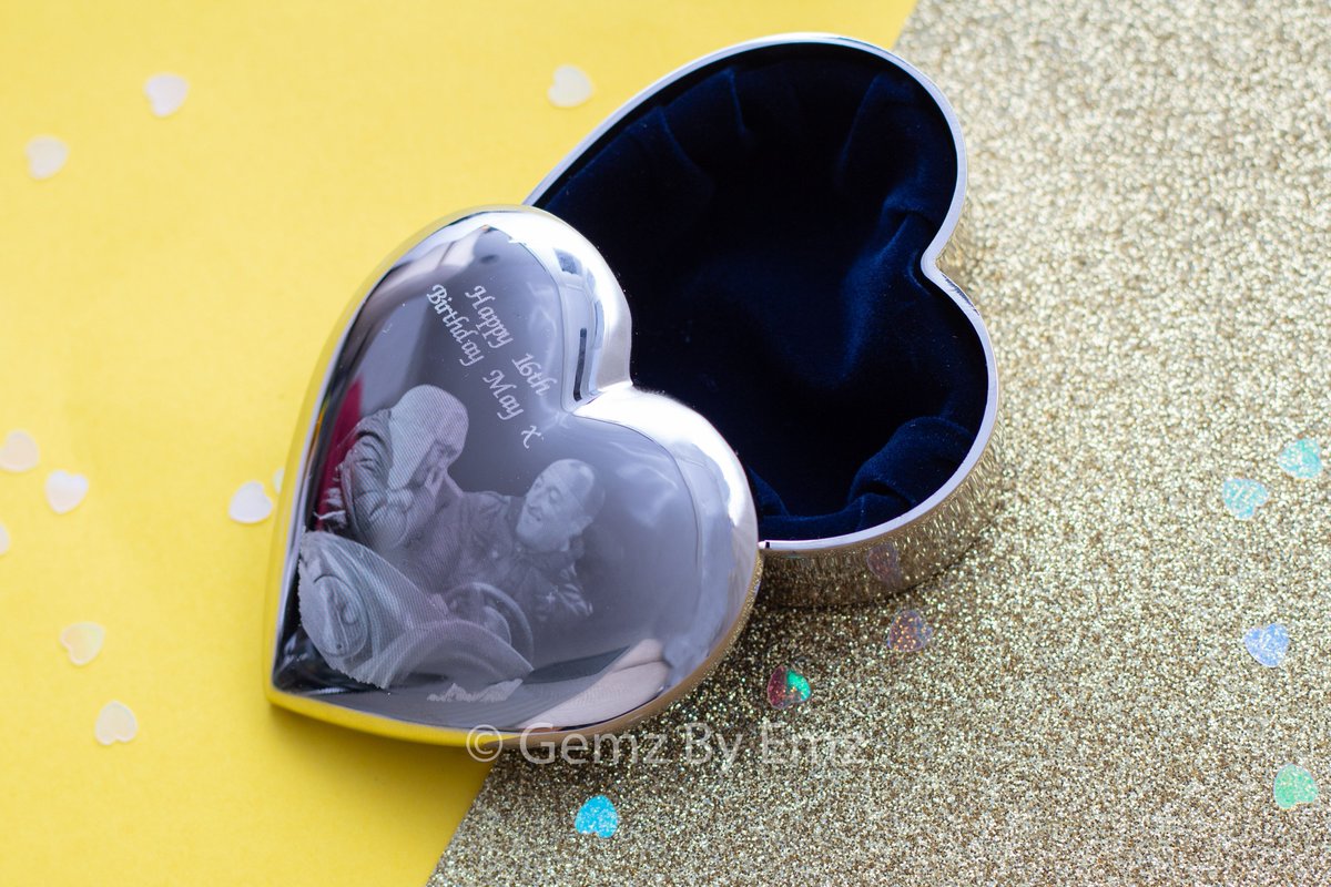 gemzbyemz's tweet image. Show mum you love her with this beautiful trinket box, personalised with the photo and/or wording of your choice 😍 

Buy yours here: buff.ly/2NYQpbf

#trinketbox #photogifts #photoengraving