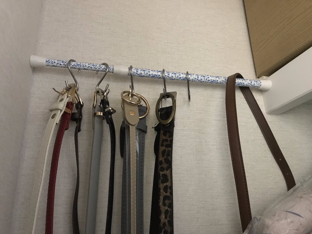 ちー様 クローゼットのデッドスペースを活用してのベルト収納方法d ベルト は丸めてしまうと癖ついたり傷んだりするから伸ばして収納 100均で揃うから最低0円あれば大丈夫