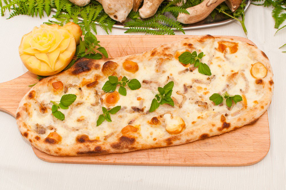 's tweet image. Virgilio disse che, sbarcando a #Lavinio,  Enea addentò una focaccia bassa e ovale … è la #PinsaRomana, l’antenata della #pizza dall’antica ricetta con acqua, cereali, sale ed erbe aromatiche! #Roma #cucinaromana [Ft TW @tonygambler7]