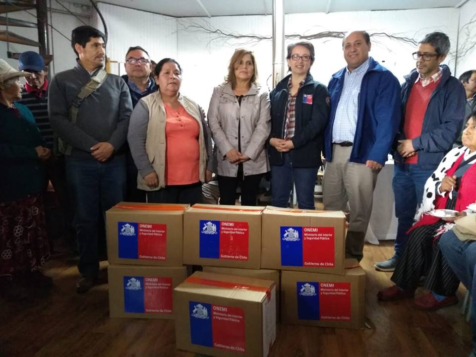 Nuestro Alcalde Marco Hernández Rojas, junto a la Directora Regional de Onemi Janet Medrano y los concejales Pablo Huenulao, Alicia Morales y Pablo Hernández entregaron esta mañana las cajas de emergencia a las personas damnificadas por el incendio forestal.