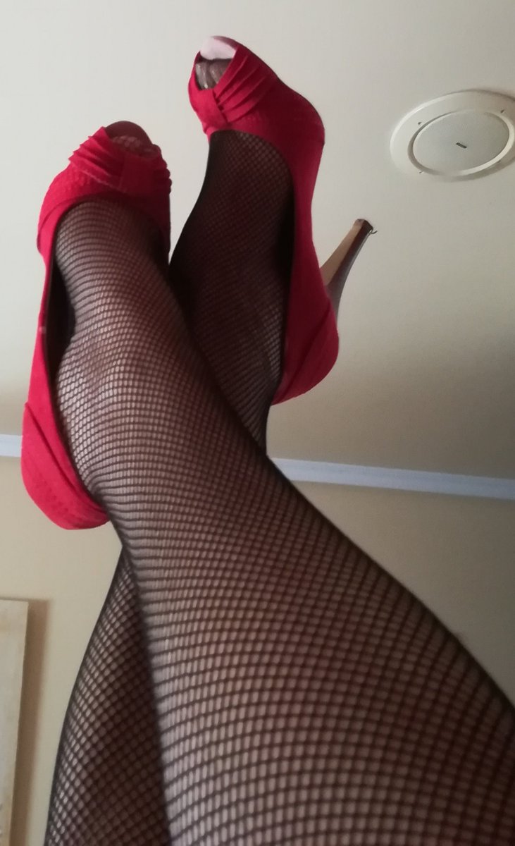 sabela11n's tweet photo. Humilde aportación al #miercolesdetacones #todoalrojo #ynosequemas❤️🌹💋 https://t.co/8BGlnc99Pc
