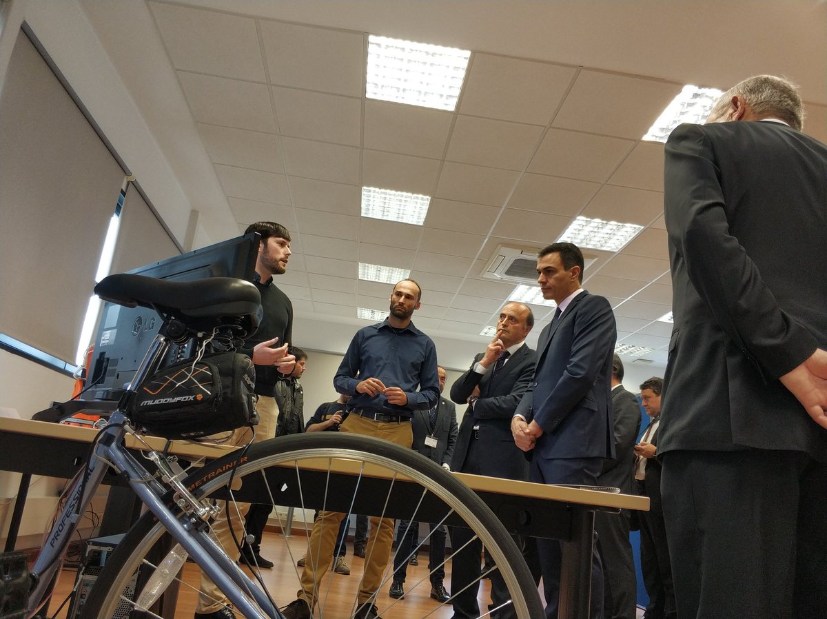 maikejack360's tweet photo. ITCL_RVirtual: RT _ITCL: El presidente del Gobierno sanchezcastejon comprueba de de primera mano el trabajo que realizamos en nuestro centro desde hace tres décadas y hasta se ha atrevido a probar el SIMUSAFE 🚗. #30añosITCL #Burgos https://t.co/kLe9lcYPEt