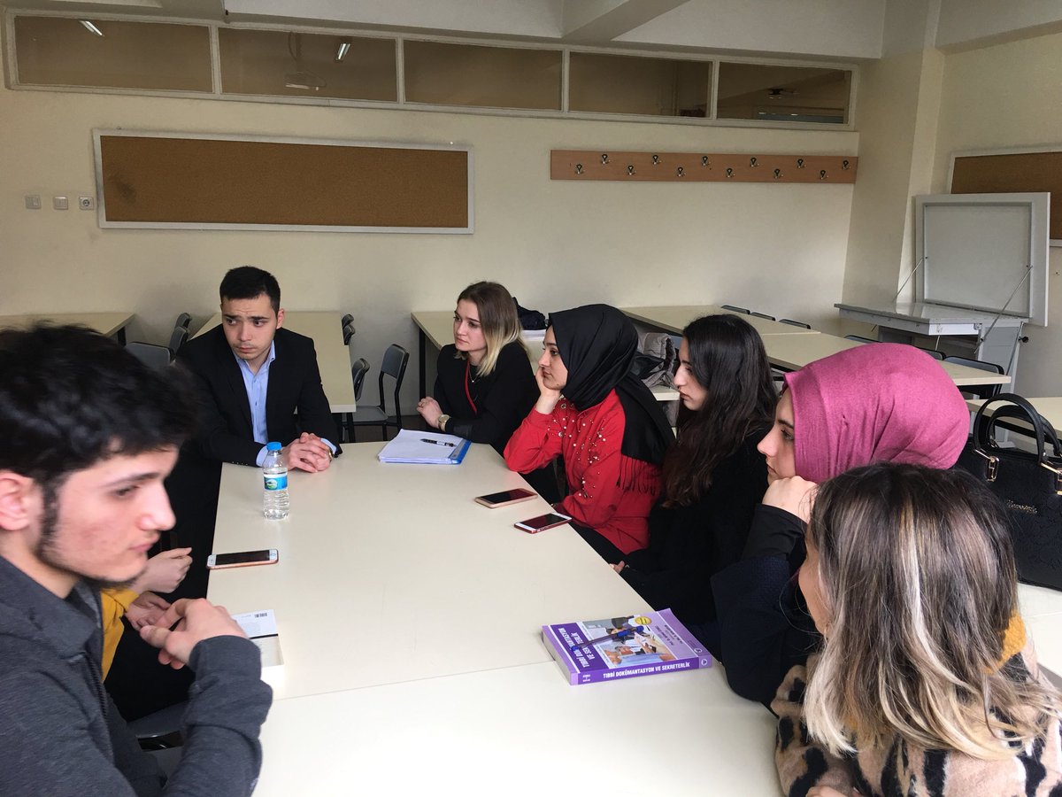 İKÜ Yeşilay Kulübü olarak İncirli MYO Kampüsümüzdeki öğrencilerimiz ile bilgi aktarımında bulunarak gelecek faaliyetlerimizle ilgili görüş alışverişinde bulunduk. Bize desteklerinden ötürü Tıbbi Dokümantasyon ve Sekreterlik Bölümü Başkanımız Zehra Kaşka Üreten'e teşekkür ederiz.