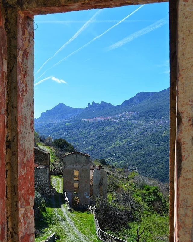 Gairo è un piccolo paese dell’entroterra ogliastrino il cui attuale centro si estende su una ripida gola, ricostruito a seguito della violenta alluvione che si verificò nel 1951 e che spinse gli abitanti ad abbandonare il paese per un luogo più sicuro. N… ift.tt/2Hi2zM8