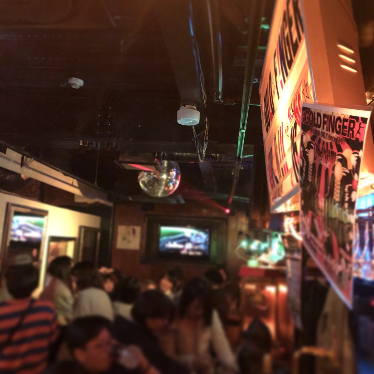 GOLDFINGERTOKYO's tweet photo. BAR GF カラオケ盛り上がってます😆🍿
帰宅前に一杯いかがでしょうか❣️

お気軽にどうぞ😍

#shinjukunichome #gaytown #womenonly #lgbtbar #新宿2丁目 #新宿二丁目 #ビアン #ビアンバー #shinjuku #新宿 #二丁目 #tokyonight  #goldfingersince1991 https://t.co/17KCAjuNfd