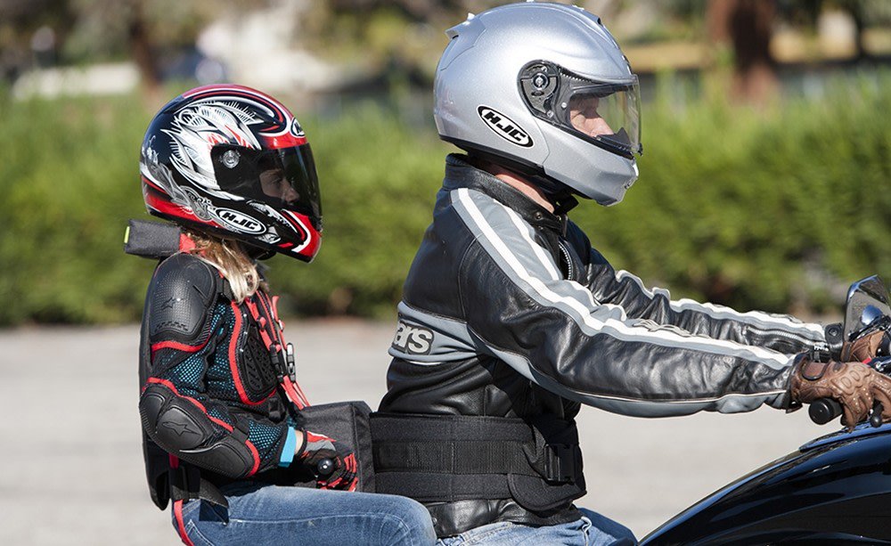 ¿Como debemos llevar a los niños en moto? Motorpasión Moto nos lo explica muy bien en este artículo... Link: motorpasionmoto.com/seguridad/pequ…
#motorpasionmoto #hjc #hjchelmets #ninos #moto #seguridad #seguridadvial