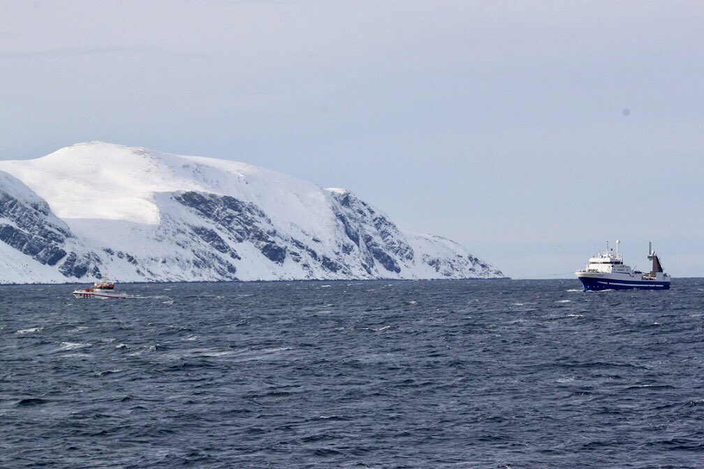 NSSR's tweet photo. #Redningsskøyta «Gjert Wilhelmsen» har satt sleper på 58 m lang russisk tråler uten fremdrift NØ av #Fugløya. Slepes til roligere farvann der RS «Oscar Tybring» tar over siste strekk inn til #Tromsø. Årlig gjennomfører RS over 2500 slep. #tilstede Foto: KV Farm https://t.co/U45HwYIJGz