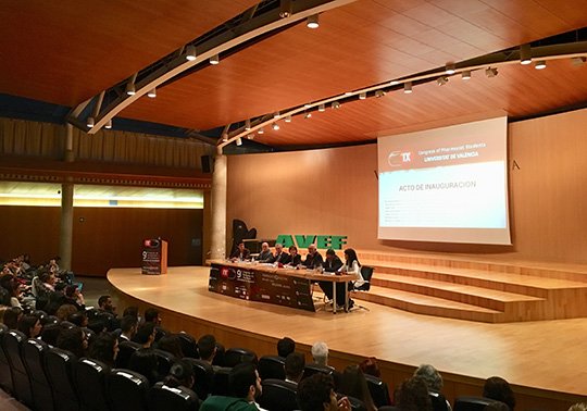 L <a href="/AVEFarmacia/">Estudiants Farmàcia</a> i la <a href="/FacFarmacia_UV/">Facultat de Farmàcia i Ciències de l'Alimentació</a> organitzen el IX Congrés d’Estudiants de Farmàcia, que s’ha inaugurat aquest matí a la Sala Darwin del Campus de Burjassot. go.uv.es/bt6fAsy