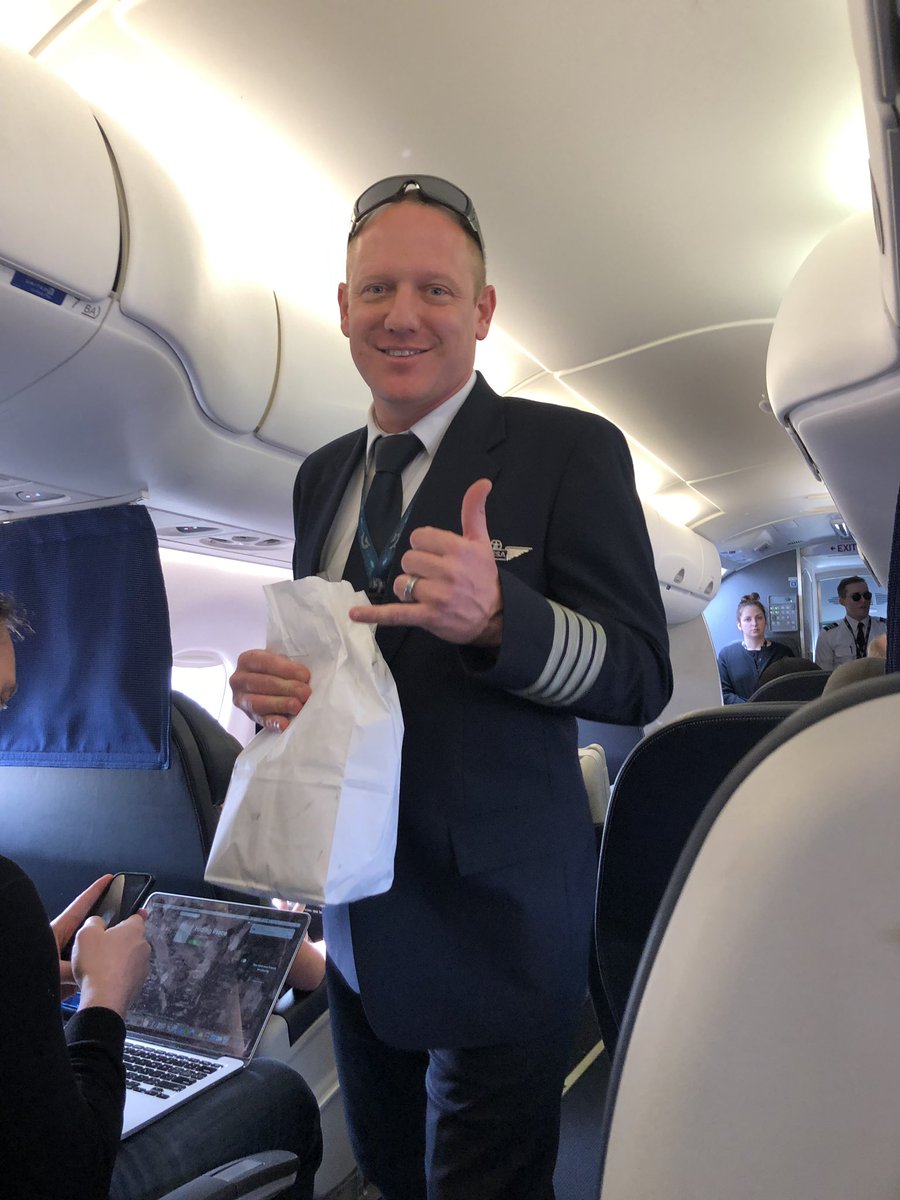 Faced with a 2-hour delay on a flight from Tulsa to Houston, the pilot did something to make his passengers more comfortable: Ordered burgers for everyone. chron.com/business/bizfe… by @andrearumbaugh