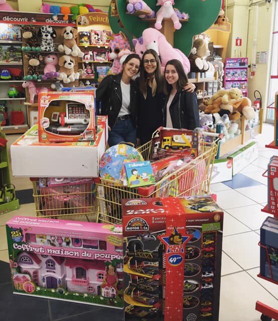 SoleilCapucine's tweet photo. Mercredi dernier, Lise, Agathe et Fanny ont fait le plein de jouets pour notre projet d’amélioration de la salle de jeu/bibliothèque de l’hôpital de Villefranche sur Saône ! On a hâte d’installer tout ça 🌞🧡 https://t.co/NDIo00TKiL