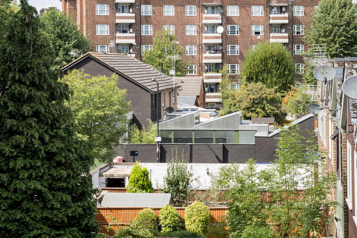 markdownsbuild's tweet image. #WednesdayWonder Stego extension by Archmongers features a sawtooth roof made from corrugated aluminium
linkedin.com/groups/8660201/
#Architecture #BuildingDesign #exteriordesign #Inspiration #architects #interiordesign