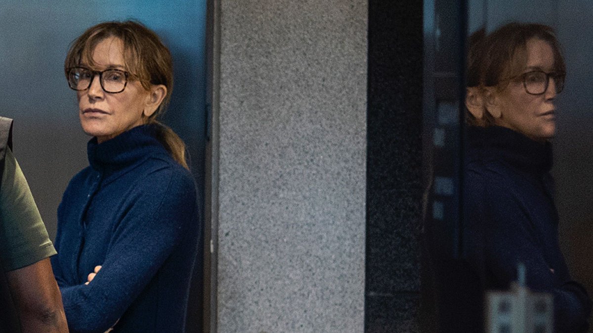 mjprieve's tweet photo. This is such a bizarre and pathetic scandal. Felicity Huffman Arrested By FBI with Guns Drawn in Early Morning Raid for College Bribery Case - https://t.co/DYeUUQok08 #CollegeCheatingScandal #collegeadmissionscandal #operationvarsityblue https://t.co/heiTRa8OwN