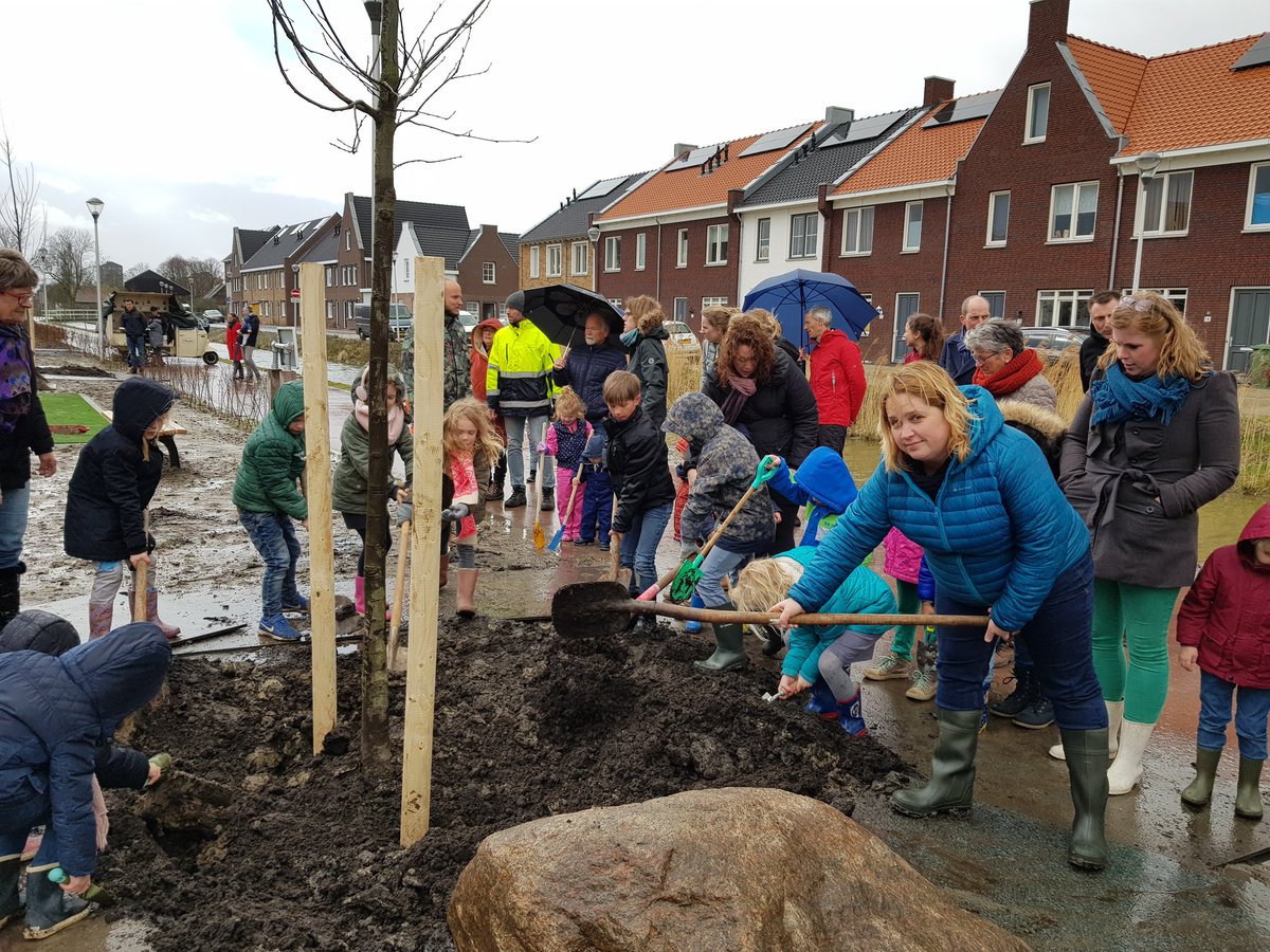 Weer of geen weer, op <a href="/Boomfeestdag/">Boomfeestdag</a> plant je bomen! Dus doen wij dat ook in <a href="/PijnackerNootdp/">Pijnacker-Nootdorp</a> bij de wijkspeelplek in <a href="/Ackerswoude/">Ackerswoude</a>. Met kids uit de wijk en wethouder <a href="/IlonaJense/">Ilona Jense</a>