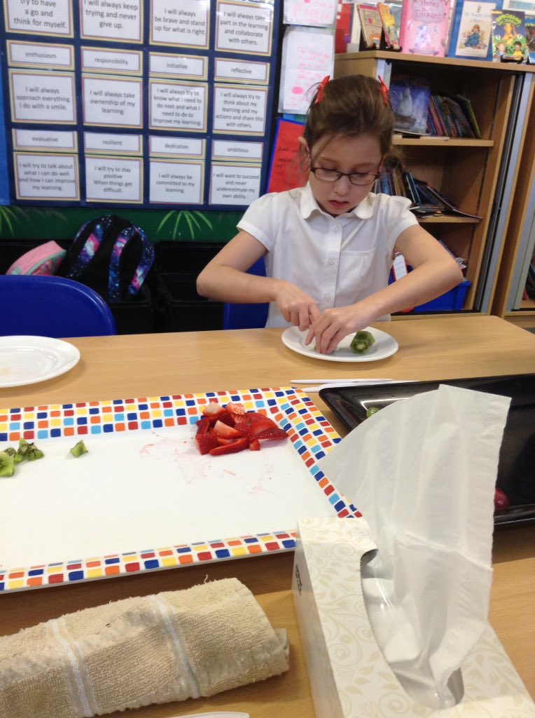 latimerprimary's tweet image. Year 3 enjoyed preparing the fruit for our Fair Trade fruit salads yesterday! #Fairtradefortnight #ClassSM #ClassPK #LatimerDT