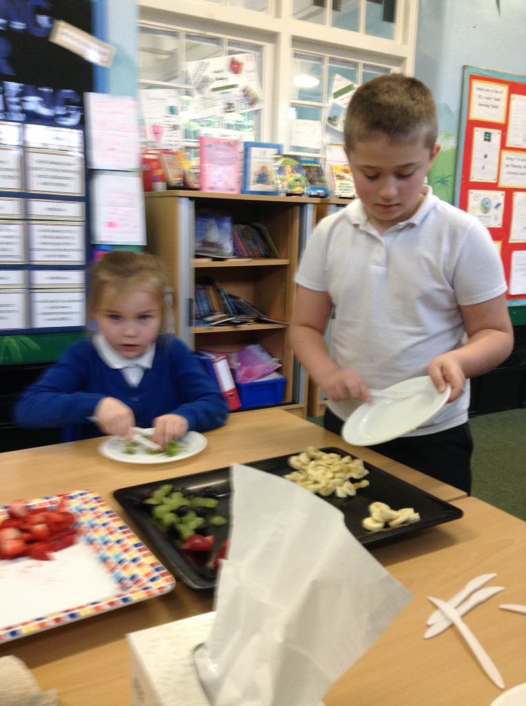 latimerprimary's tweet image. Year 3 enjoyed preparing the fruit for our Fair Trade fruit salads yesterday! #Fairtradefortnight #ClassSM #ClassPK #LatimerDT