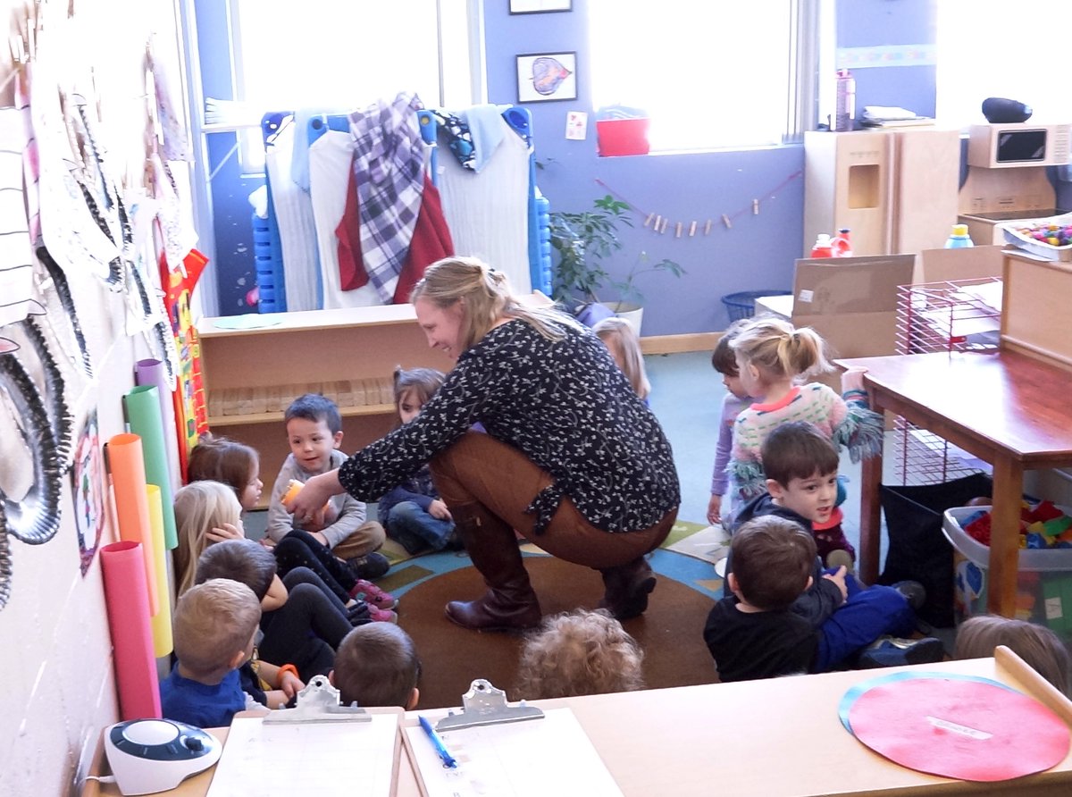 FHCNeuro's tweet image. Research suggests that self-efficacy—feeling that what you do makes a difference—maintains cognitive capacities. This week, FHCers are volunteering their time to educate students about the brain. What gives you purpose? #HealthyBrainChallenge #BrainWeek #BrainAwarenessWeek