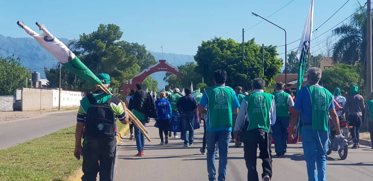 Ya estamos ingresando a la capital de La Rioja con la caravana de trabajadores y trabajadoras estatales que encabeza #LaMarchaDeLaBronca, histórica movilización promovida por nuestro querido Piojo Ocampo. Hoy culmina su novena edición, luego de tres días y 70km de caminata.