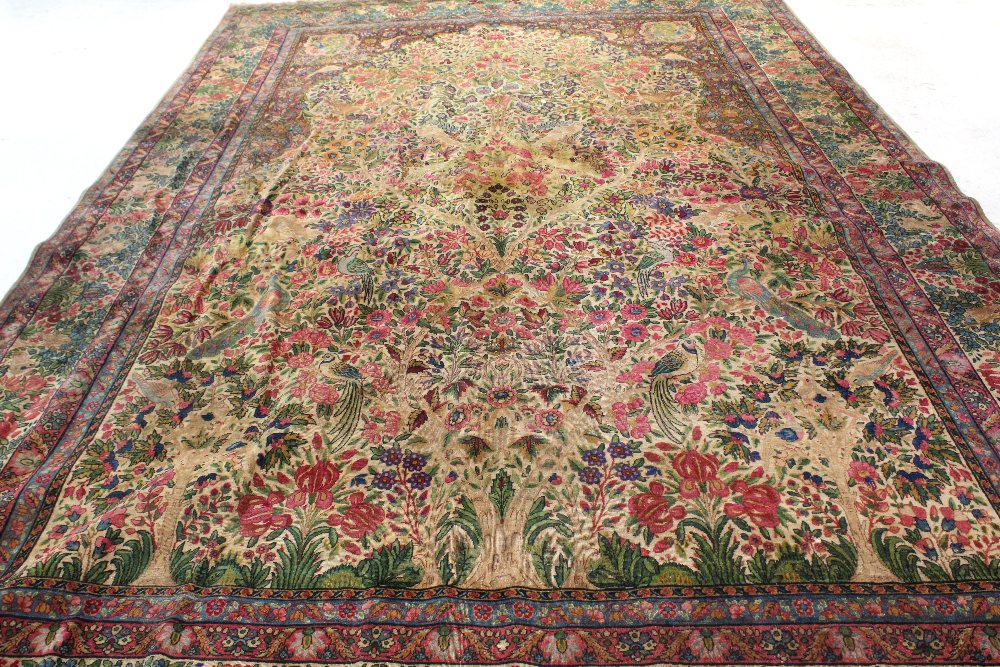 AFPAuctions's tweet photo. A large machine-knotted Eastern floral carpet, 440 x 294cm.

SOLD £880

@apauctioneers https://t.co/WRb5oPqT58