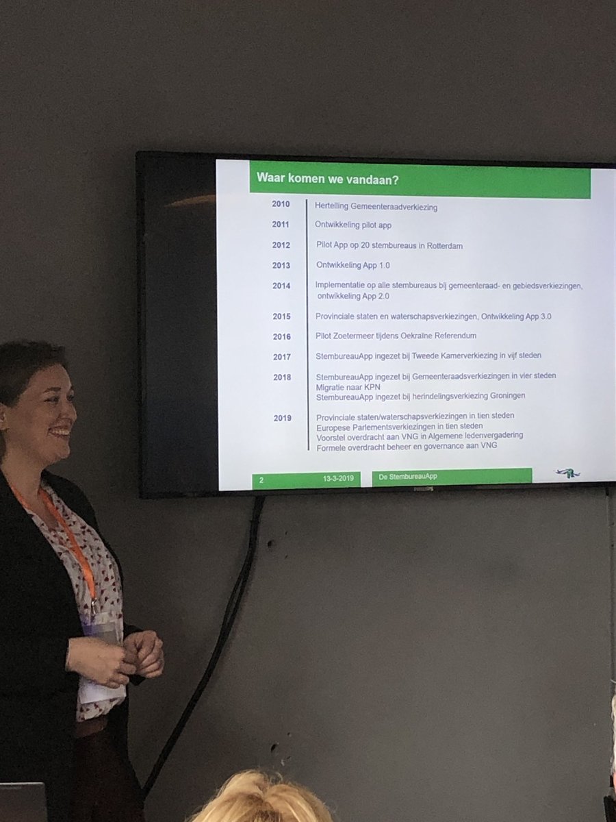 VNGRealisatie's tweet photo. Hoe zou de ideale verkiezingsdag eruit zien? Op basis van die utopie is de Rotterdamse StembureauApp ontwikkeld, verteld @ElinWaDe projectmanager #ICT &amp; #Innovatie van de @rotterdam inmiddels doen 10 gemeenten mee. @GemeenteDenHaag en Rotterdam hebben nu #verkiezingsverkering https://t.co/uYkm9tEKjj