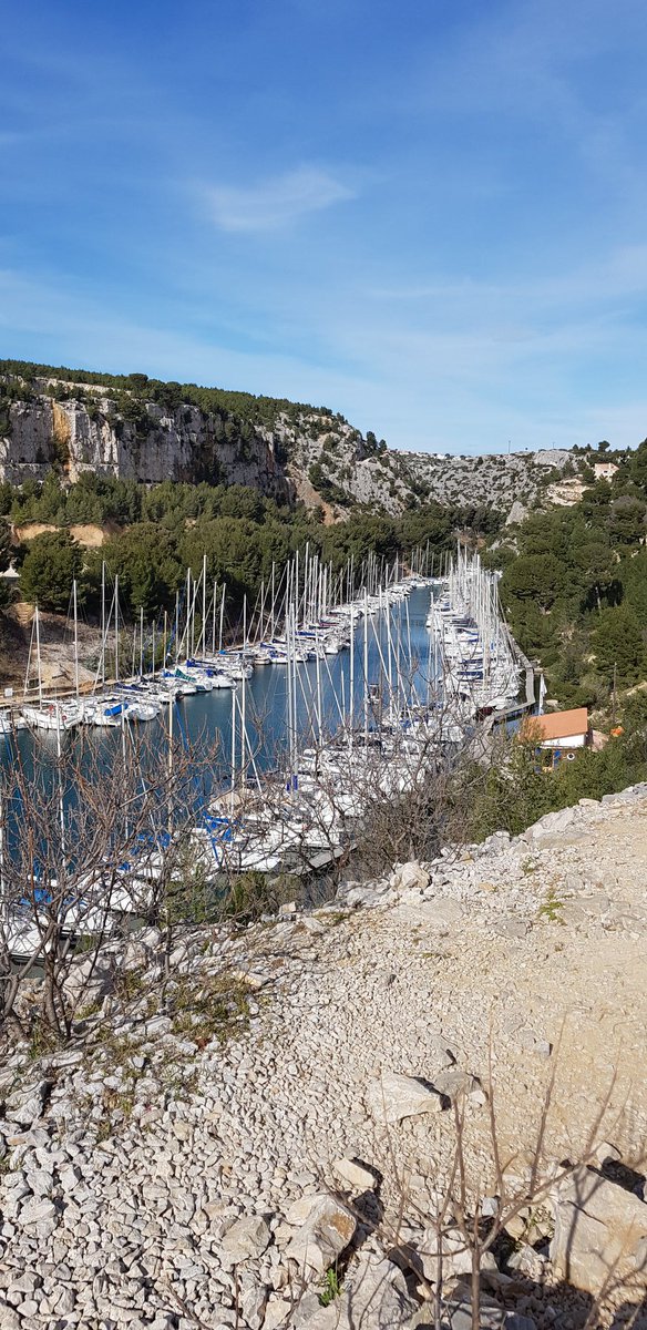 ZebulonsMummy's tweet photo. Ça faisait des années qu'on me  parlait de ce village de Cassis et ses calanques...Je n'imaginais pas ce lieu comme ça,  c'est encore plus beau ! 
Un petit port bourré de charme , des terrasses ensoleillées,  les superbes calanques  😎
#zebulonsmummy #blogger #tourism #cassis https://t.co/GOp11Kanje