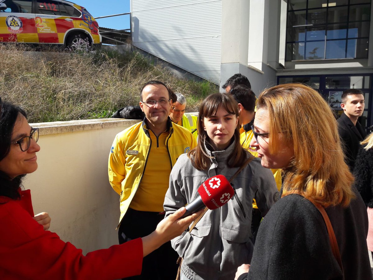 🚩#ActoCadenaDeLaVida
📷 Emocionante momento en el que pacientes recuperados de una parada cardiorrespiratoria #PCR por <a href="/SAMUR_PC/">SAMUR-Protección Civil</a> se han encontrado y han podido hablar con los equipos sanitarios de que les salvaron la vida.