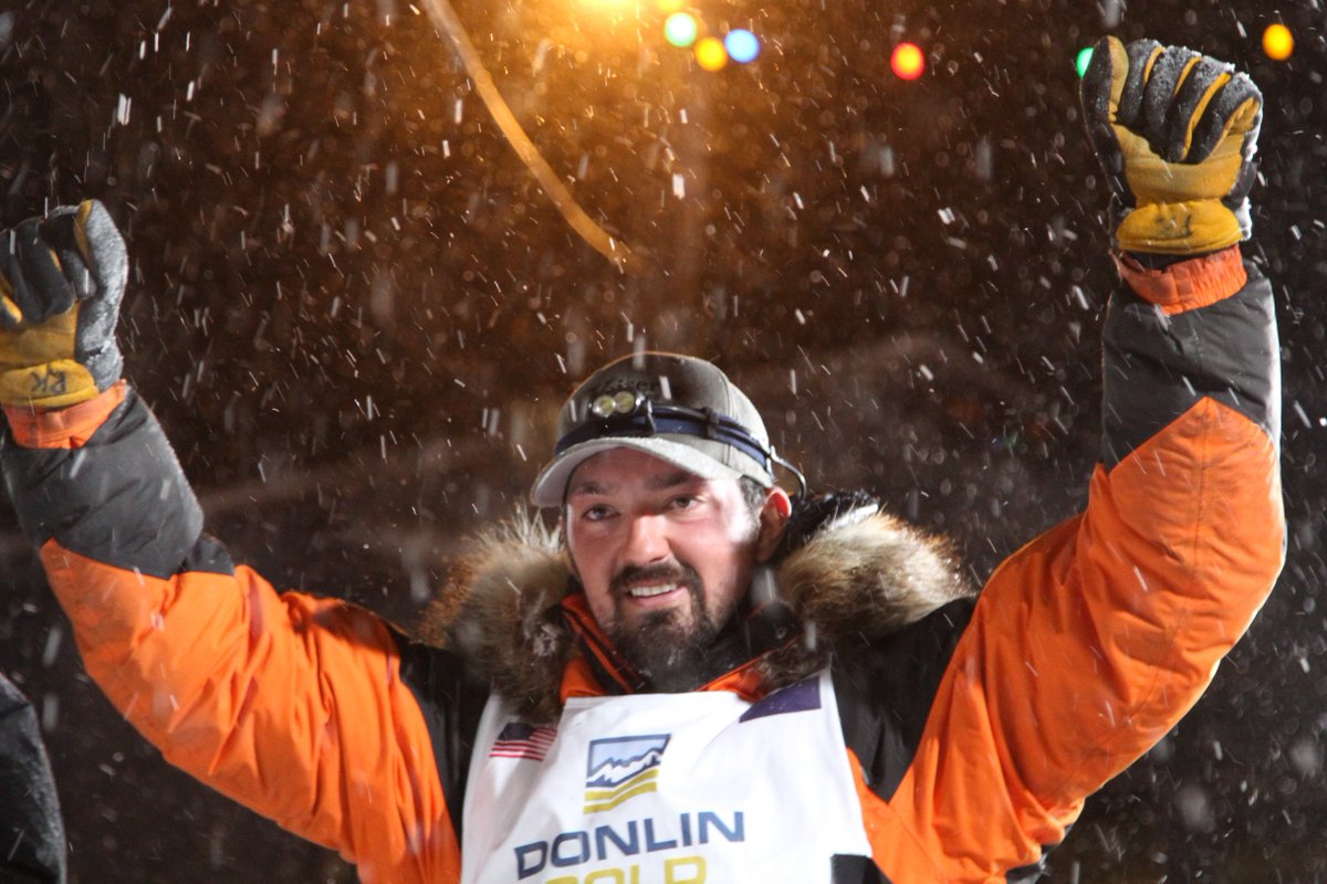 Pete Kaiser wins the 2019 Iditarod. He's the only Yupik musher to do so, and the first from the Yukon-Kuskokwim Delta since 1973. Even in wind at nearly 4am, fans on Nome's Front Street were ecstatic, with drummers from St. Laurence Island playing and ppl chanting his name.