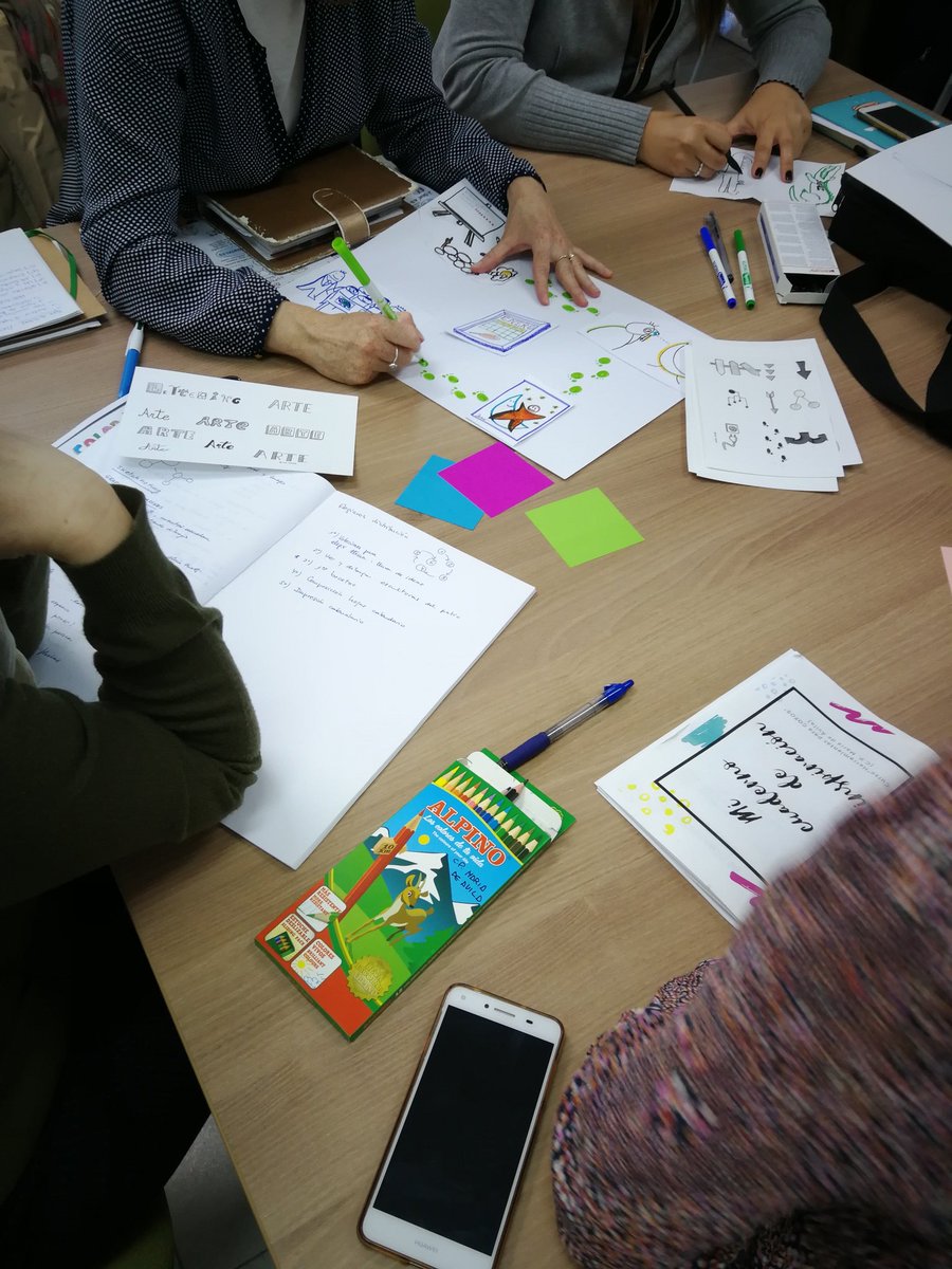 Mañana de Visual thinking en @cifemazaragoza para @cofosmariadeavila Buen ambiente, creatividad, Flow, y muchos dibujos. Un placer poder participar como ponente en esta formación.