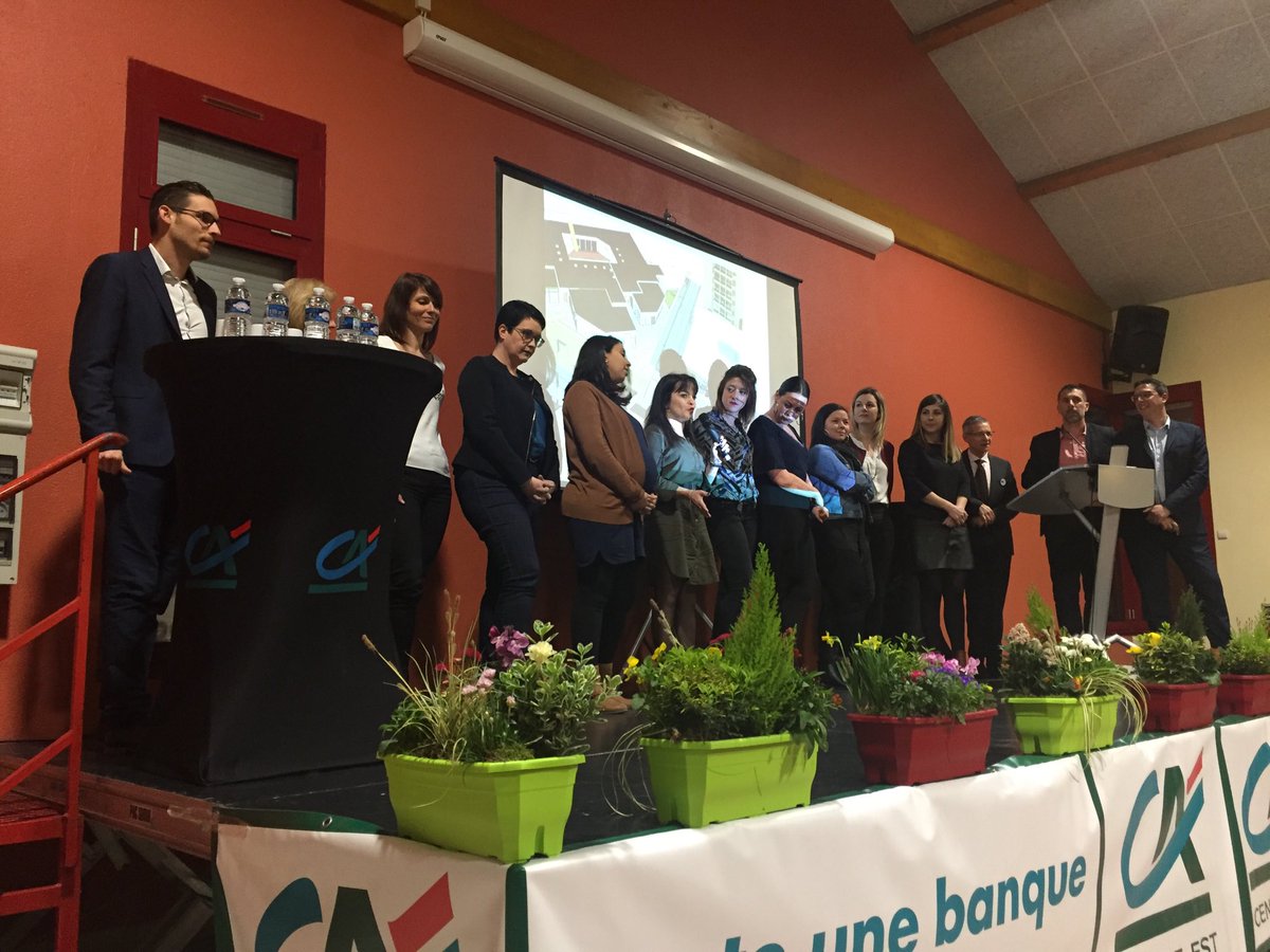 JosettePussier's tweet photo. #crédit agricole centre est #amberieu une belle équipe de professionnels https://t.co/VxbSLcRYNI