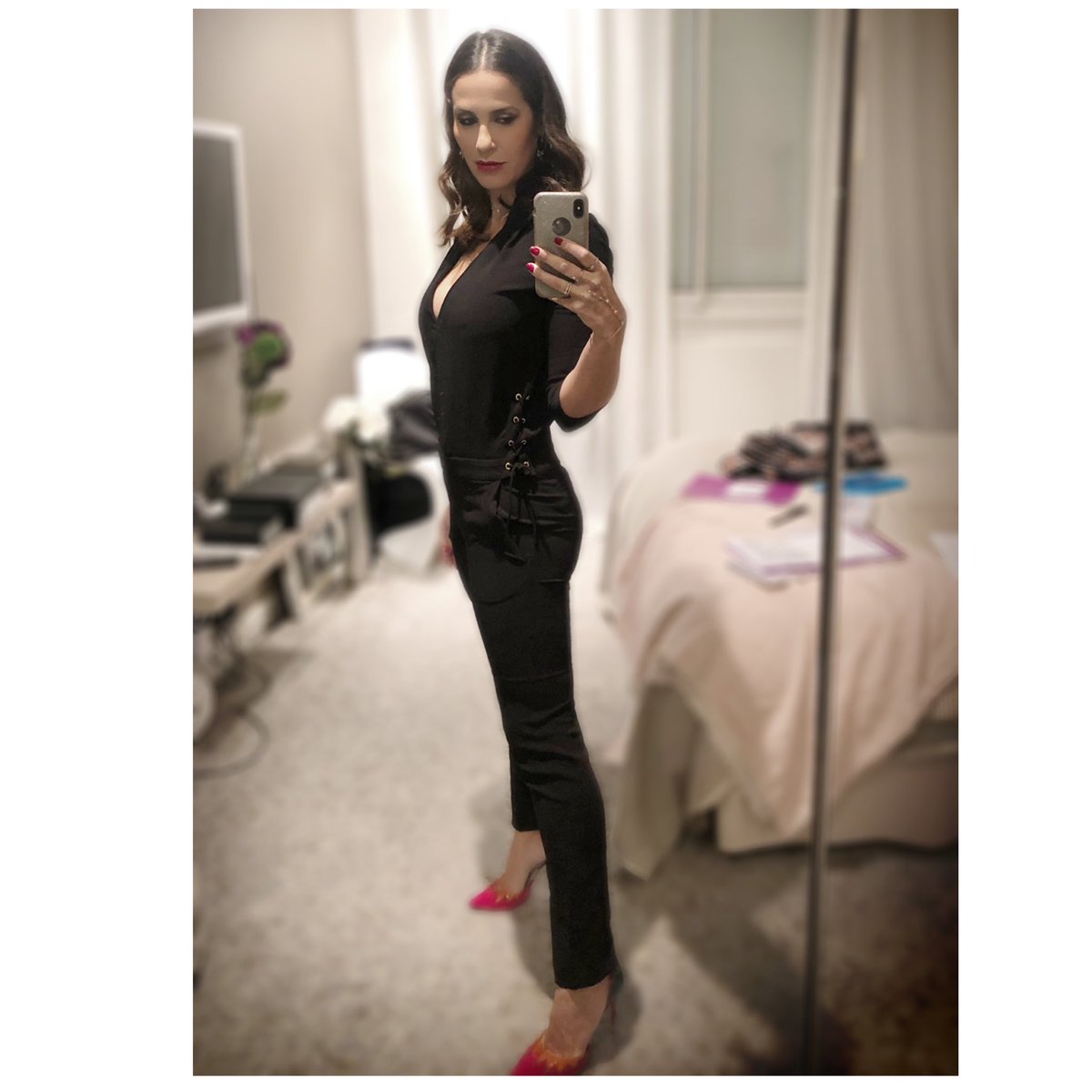 Elisa_Tovati's tweet photo. Simple,Basique,Ready and Go๐ค๐ #1234 #NewSingle #MattEpp look: @bashparis @louboutinworld @MessikaJewelry https://t.co/k7GpPa7ah6