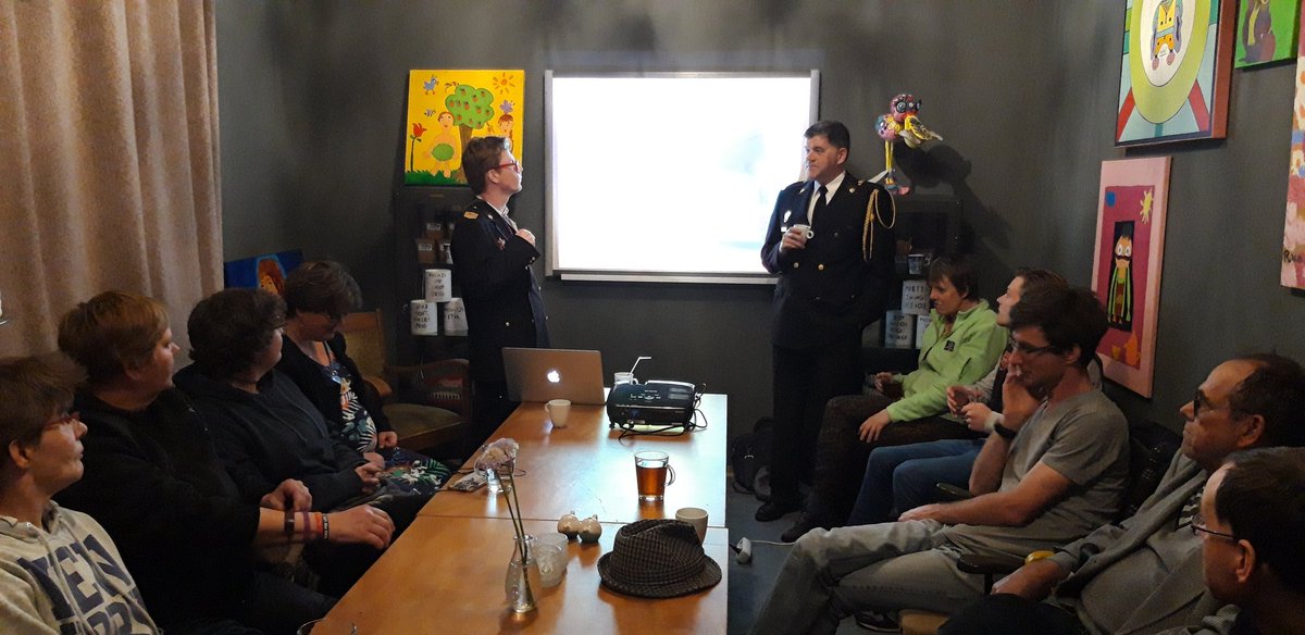 Hendrik en Paul geven voorlichting over brand. Wat een leuke, leerzame avond bij themacafe Zeist! <a href="/bijjohannes/">Abrona: Bij Johannes</a>