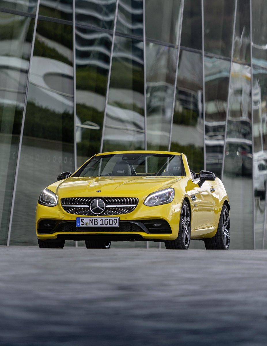 MercedesBenzQA's tweet photo. لا داعي للحيرة مع سيارة مرسيدس SLC. إستمتع بالهواء الطلق ولا تخشى قساوة الطقس!
#NBKMercedesBenz #MercedesBenzQatar #Mercedes #SLC #NBKGroupQatar #Qatar #DohaQatar #QatarCars #QatarLuxury #QatarPerformance #TheBestOrNothing #MawaterQatar #قطر #دوحةقطر #مواترقطر https://t.co/LPnY6Peh2k