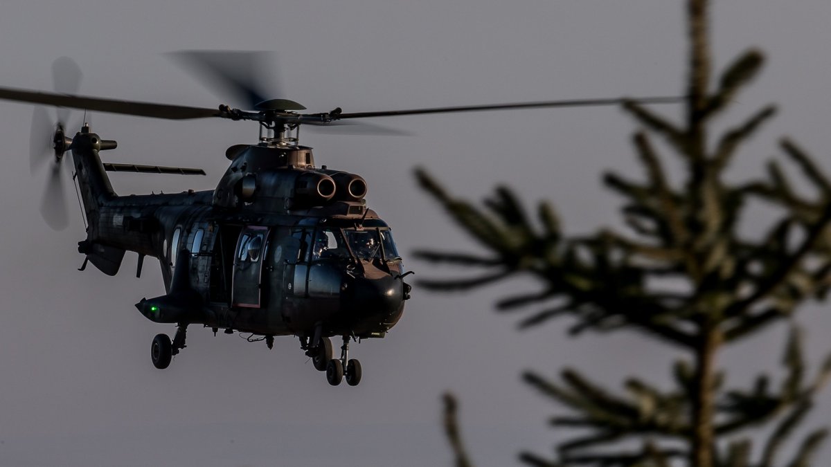 dhcluchtmacht's tweet image. Voor helikopters is een radar met gekoppeld wapensysteem levensgevaarlijk. De enige optie is laagvliegen &amp;amp; met veel bewegingen het radarsysteem ontwijken. Dat werd getraind tijdens de oefening #TACUK @RoyalAirForce #Spadeadam in Engeland. Lees hier meer: bit.ly/2F8FSrq