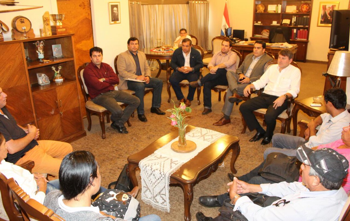 #Ahora el Mtro. <a href="/lichi_denis/">Lichi Denis</a> recibe en audiencia al gobernador del departamento de Misiones, Carlos Arrechea, y a productores de la zona