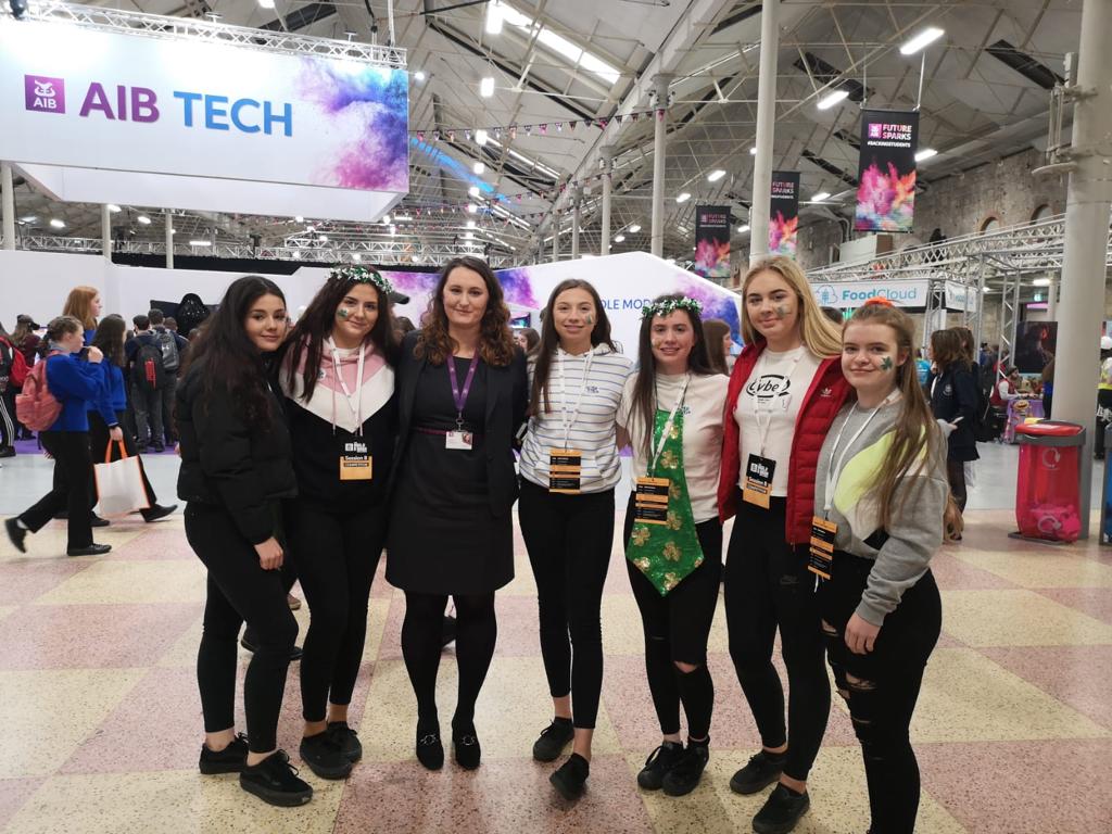 byrnemichael85's tweet photo. Daltaí ó Gaelcholáiste Choilm ag baint taitneamh as #AIBbuildabank san RDS inniu le Kathy Sheehan ó AIB Baile an Chollaigh. #futuresparks. @chelleycarey @Vickicrean @AIBIreland @odoherty_j https://t.co/fXaXsdbDtD