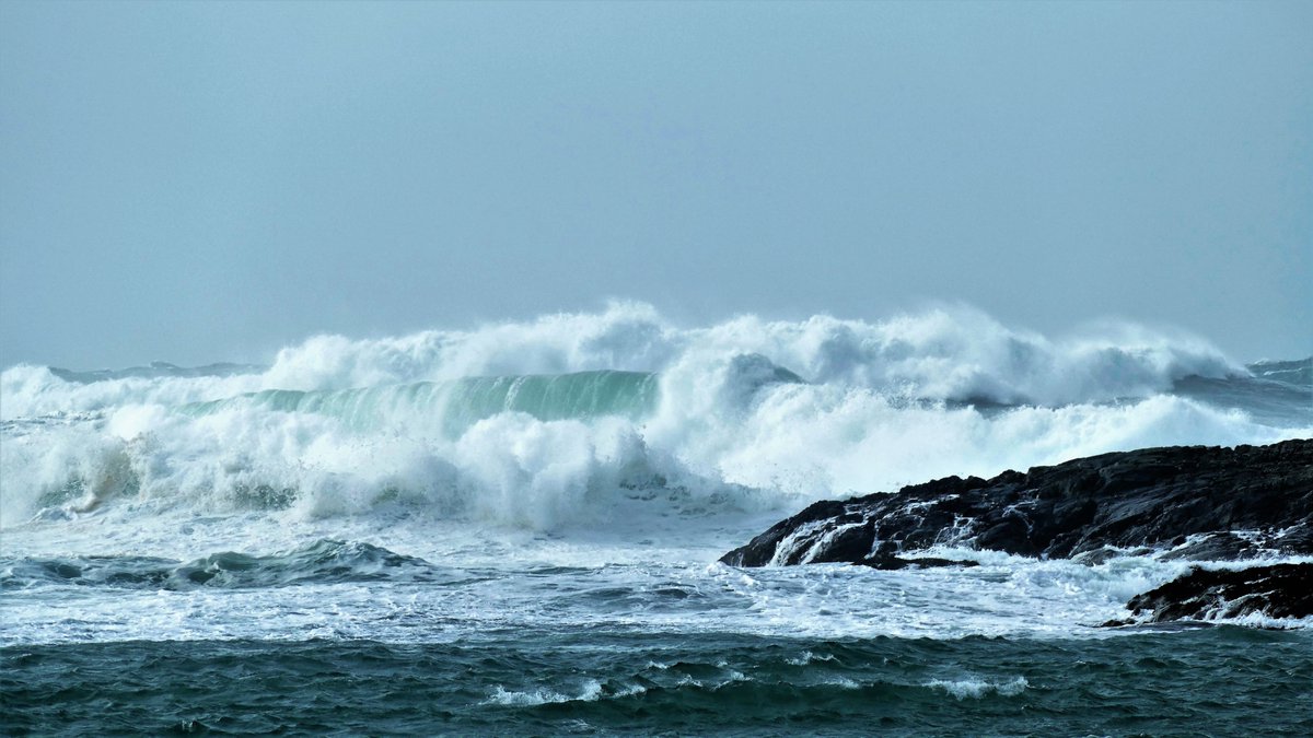 davidliv25's tweet photo. Still heavy seas  in Islay today https://t.co/Y1thMfYcn9