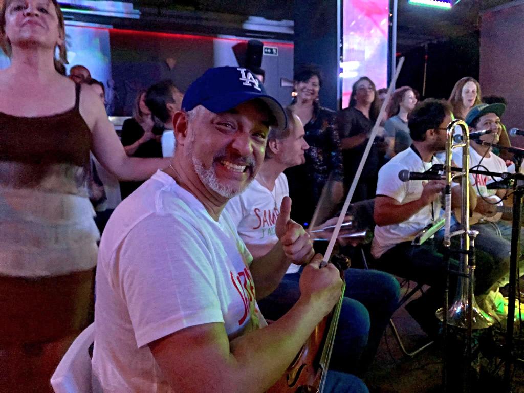 SambayMas's tweet photo. Super David com seu violín, fazendo a diferençança com sua alegría e instrumento na nossa roda de samba. desde Granada - Espanha. 
 #brasileirosemmadrid #brasileirosnaespanha #sucesso #instamusic #musicabrasileira #musicabrasilena #violin #ritmo #instrumento #instrumentomusical https://t.co/mEGR03RC7R