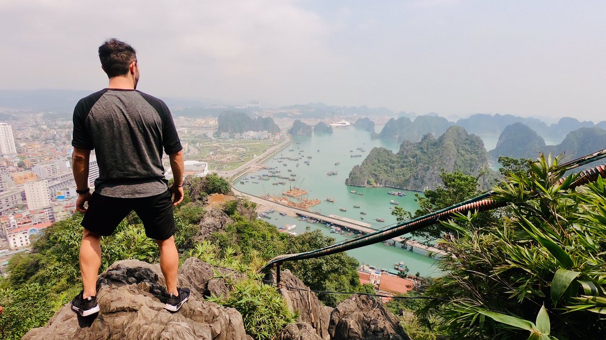 Moments that make us feel alive ✨
#halongbay #dinhnuibaitho #halong #vietnam #asia #travel #experience #aroundtheworld #baitho #baithomountain #lifeisbeautiful